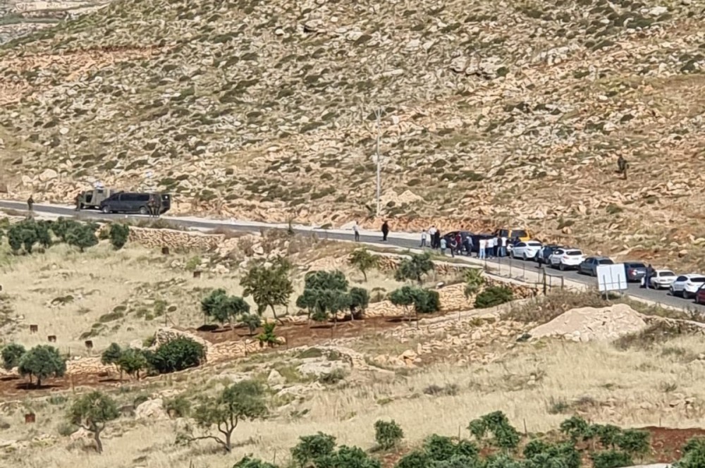 الاحتلال يغلق مدخلي قرية المغير شرق رام الله