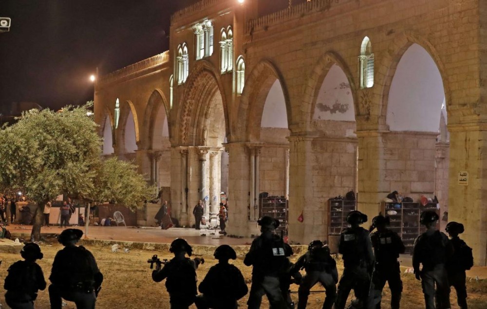 اعتداء قوات الاحتلال على المعتكفين في المسجد الأقصى 