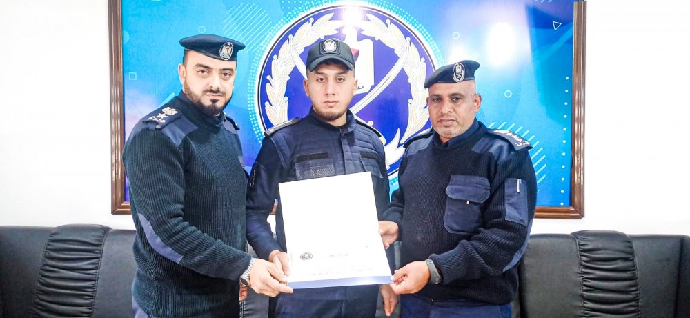 مدير شرطة محافظة رفح يكرّم اثنين من ضباط شرطة المرور