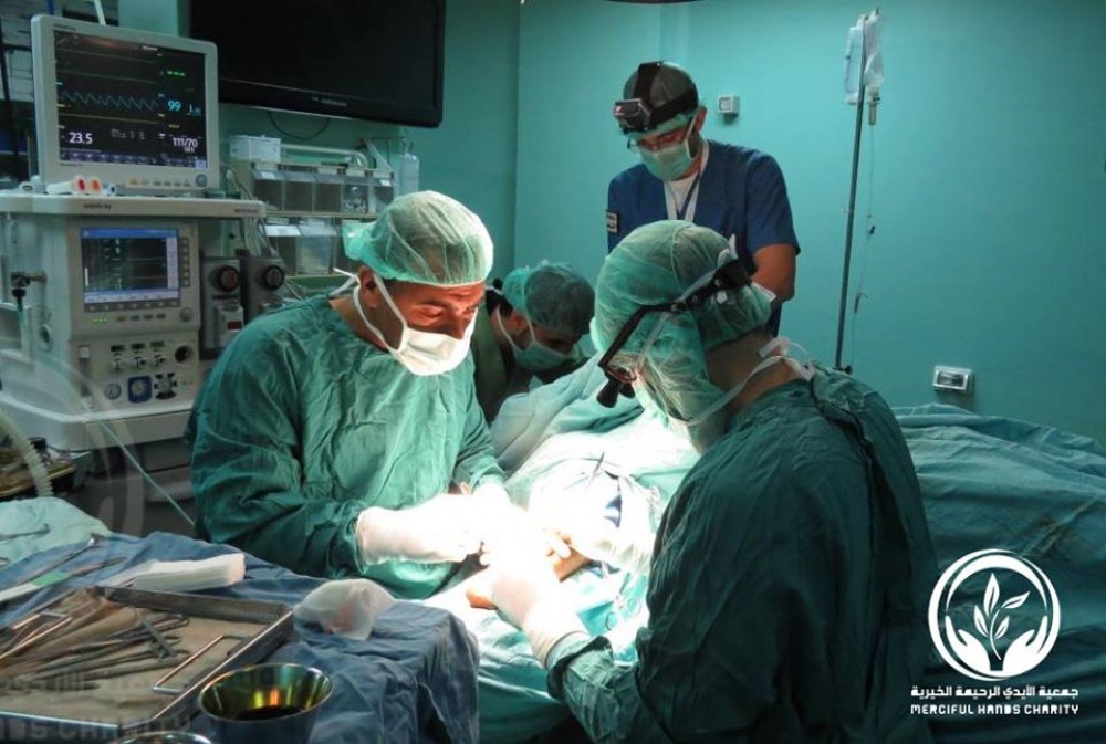 اطباء يجرون اجراء عملية جراحية