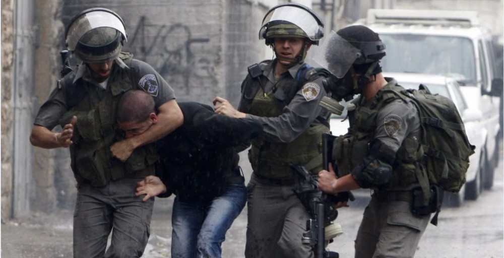 جنود الاحتلال يعتقلون فلسطينيا وينهالون عليه بالضرب- صورة من الارشيف