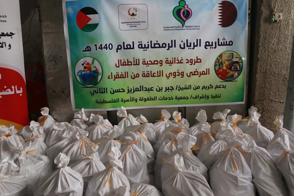 خدمات الطفولة توزع طروداً غذائية على 150 أسرة محتاجة