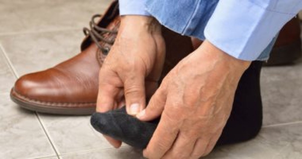7 علاجات منزلية للقضاء على تعرق القدمين واليدين.. منها خل التفاح