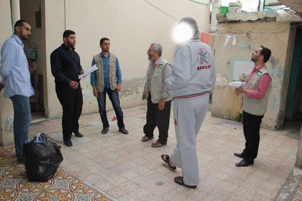 لجنة زكاة الدرج توزع طوردا غذائية ونقدية لعائلات فقرة