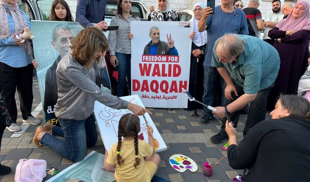زوجة الأسير دقة.. وضعه الصحي خطير.. والاحتلال اعتدى علينا ومنعنا من رؤيته