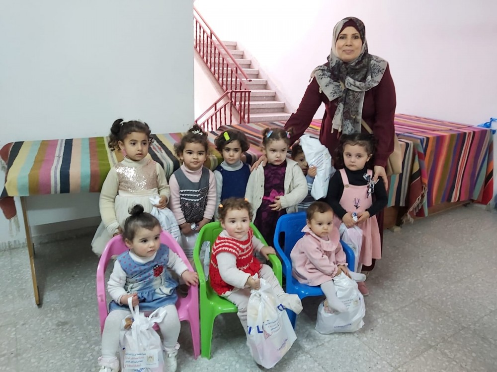 التنمية الاجتماعية توزع هدايا على أطفال الحضانات بخانيونس 