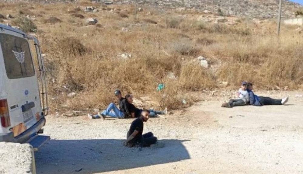1اعتقال 5 شبان على حاجز بيت فوريك شرق في نابلس