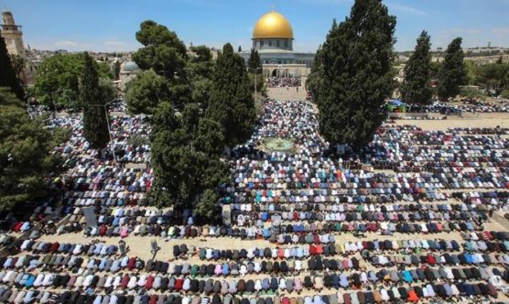 الاحتلال يمنع الفلسطينيين بالقوة من التوجه إلى المسجد الأقصى لأداء صلاة الجمعة