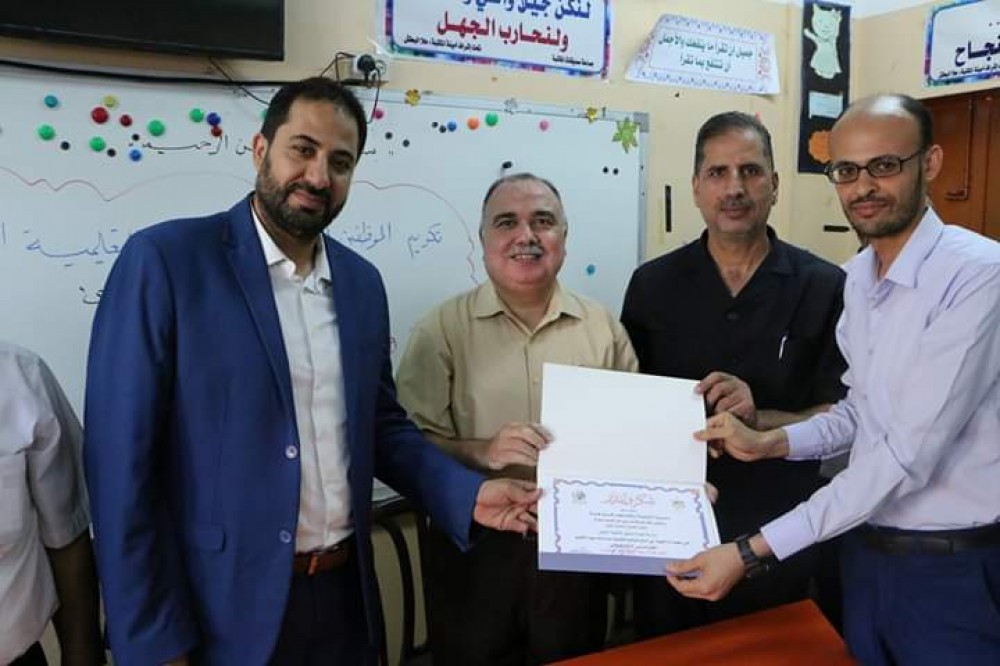 تعليم شرق غزة يكرم المعلمين المشاركين في الدروس التعليمية خلال فترة الطوارئ 