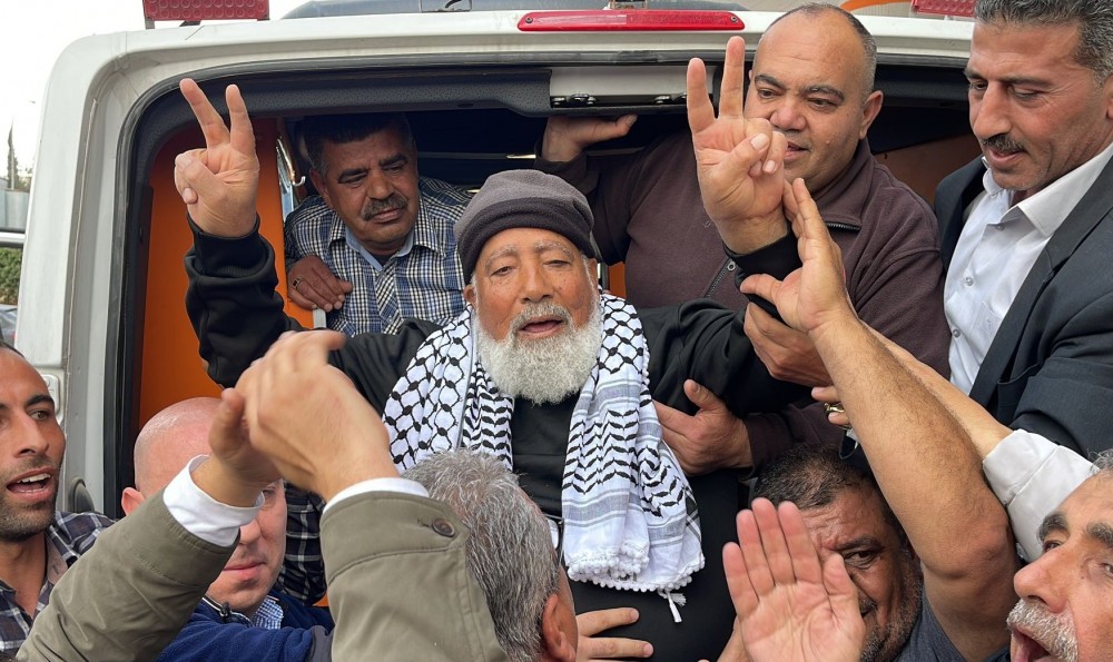 شيخ الأسرى اللواء فؤاد الشوبكي فور الإفراج عنه