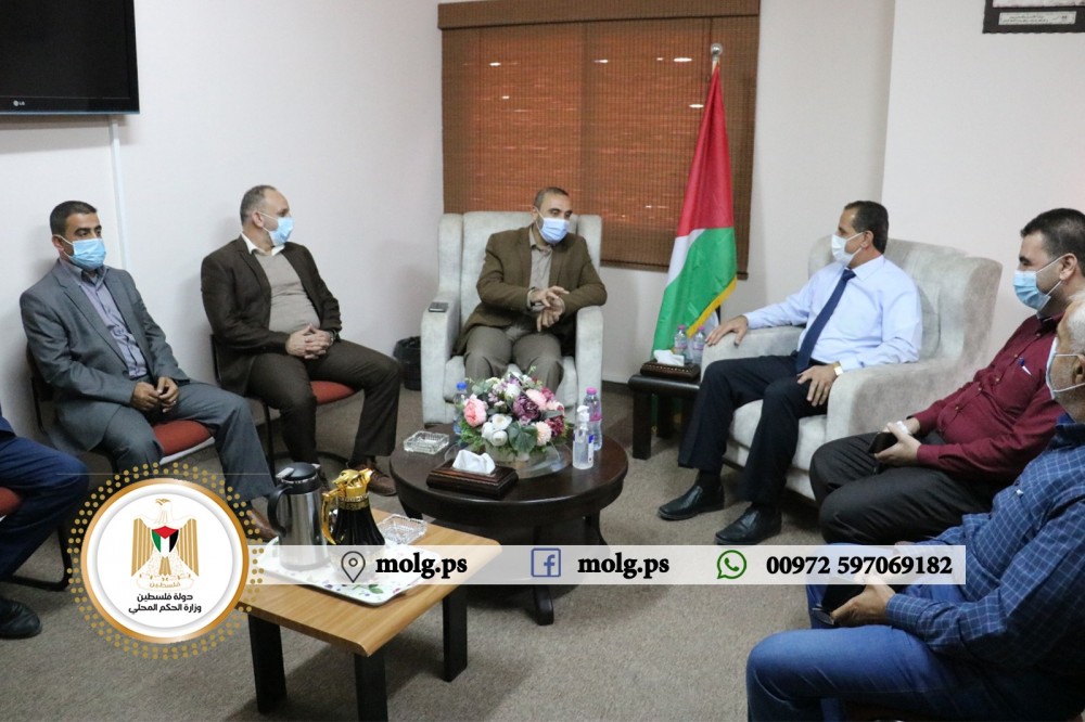 الحكم المحلي تبحث سُبُل التعاون المشترك مع وزارة الأوقاف 