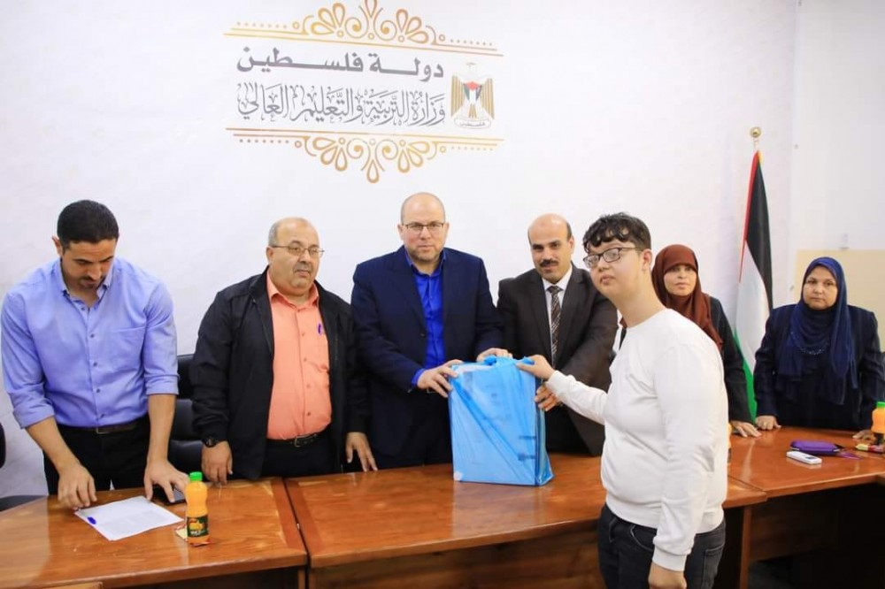  التعليم تُوزع كتباً مكبرة للطلبة ذوي الإعاقة البصرية