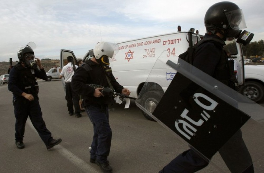 اقتحام قوات الاحتلال للسجون 