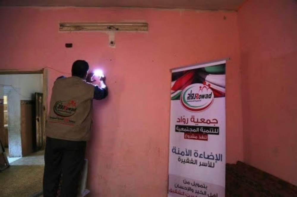 جمعية رواد توزع لدات انارة على منازل الفقراء