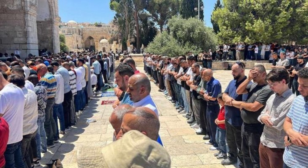 45 ألفا يؤدون صلاة الجمعة في المسجد الأقصى المبارك