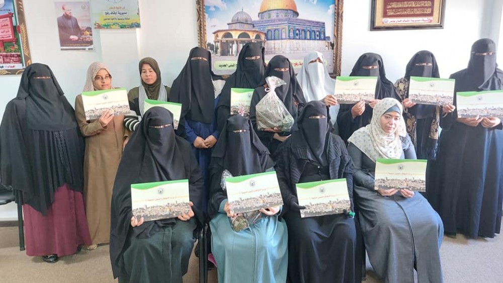 أوقاف رفح تكرم  المشاركات في مسابقة حفظ سورتي الزمر والأحزاب