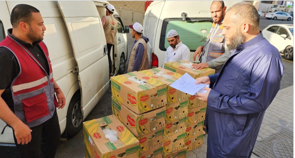 بعثة الحج توزع وجبات غذائية وفواكه وألبان ومياه زمزم على الحجاج 