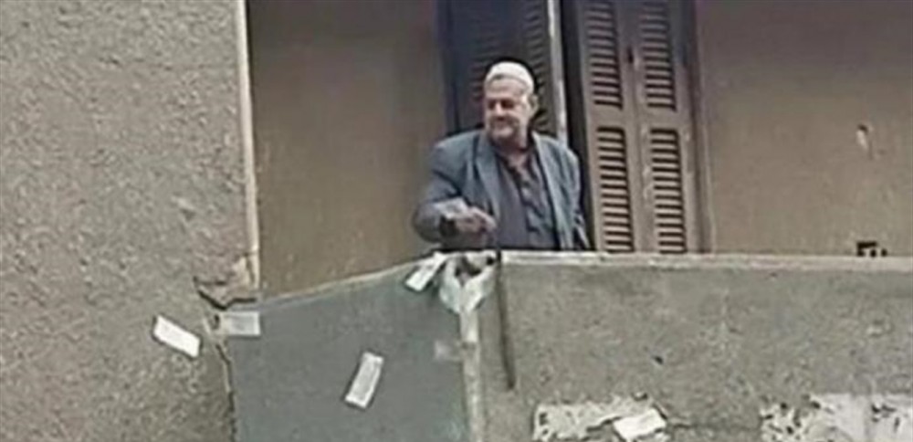مصري يلقي أموالاً طائلة على المواطنين