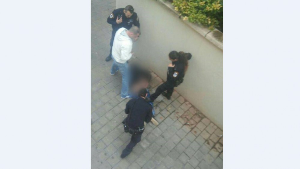 الاحتلال يعتقل الشاب المصاب