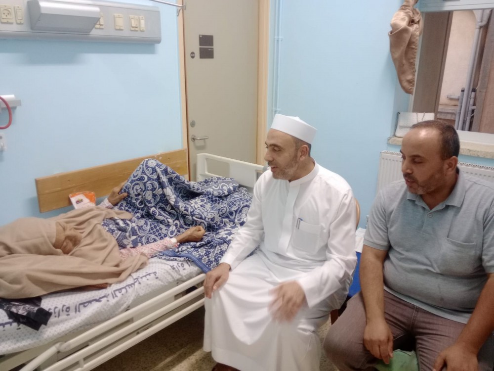 الأغا يطمئن على صحة الحاجة (فاطمة بدوي) بعد تعرضها لجلطة قبل سفرها 