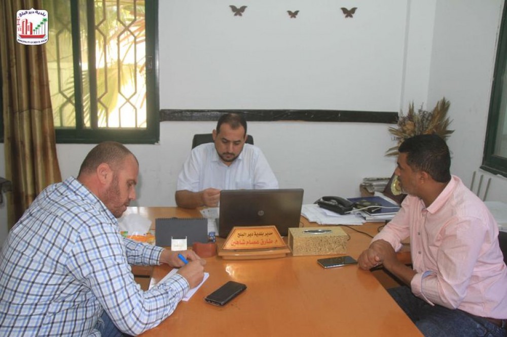 بلدية دير البلح تبحث وضع المقابر والاهتمام بها