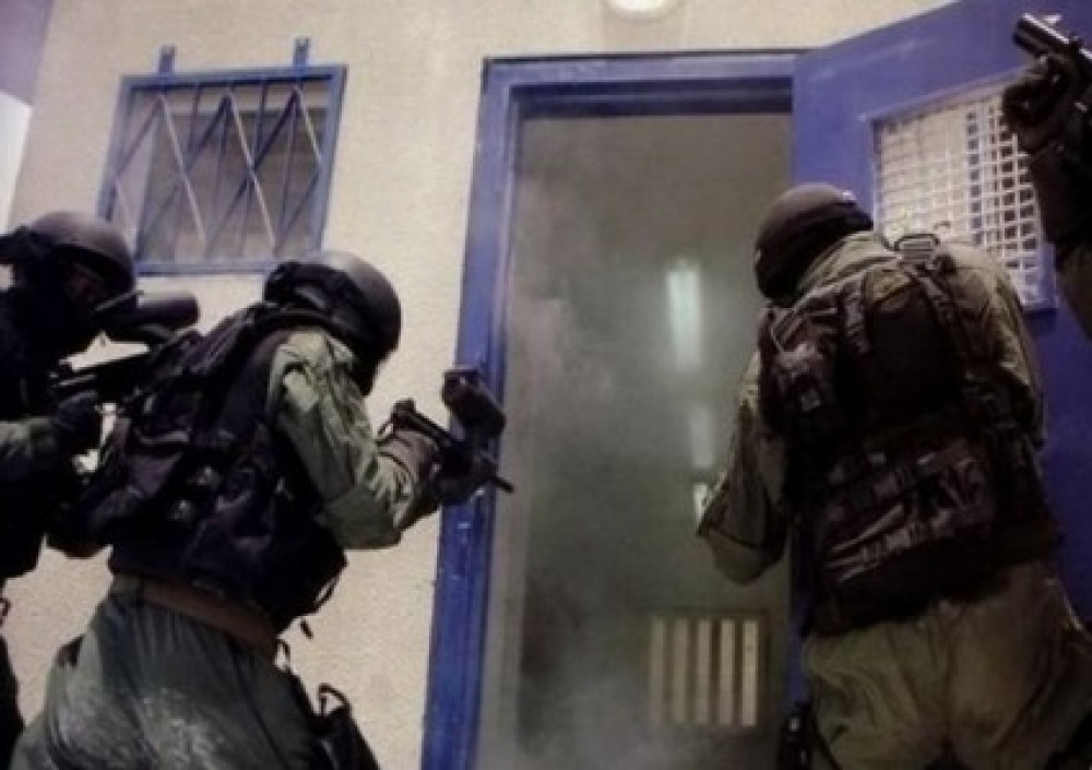 قوات قمع تقتحم أحد سجون الأسرى 