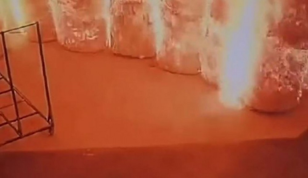 عامل يتسبب في حرق مصنع بالكامل لسبب عجيب!