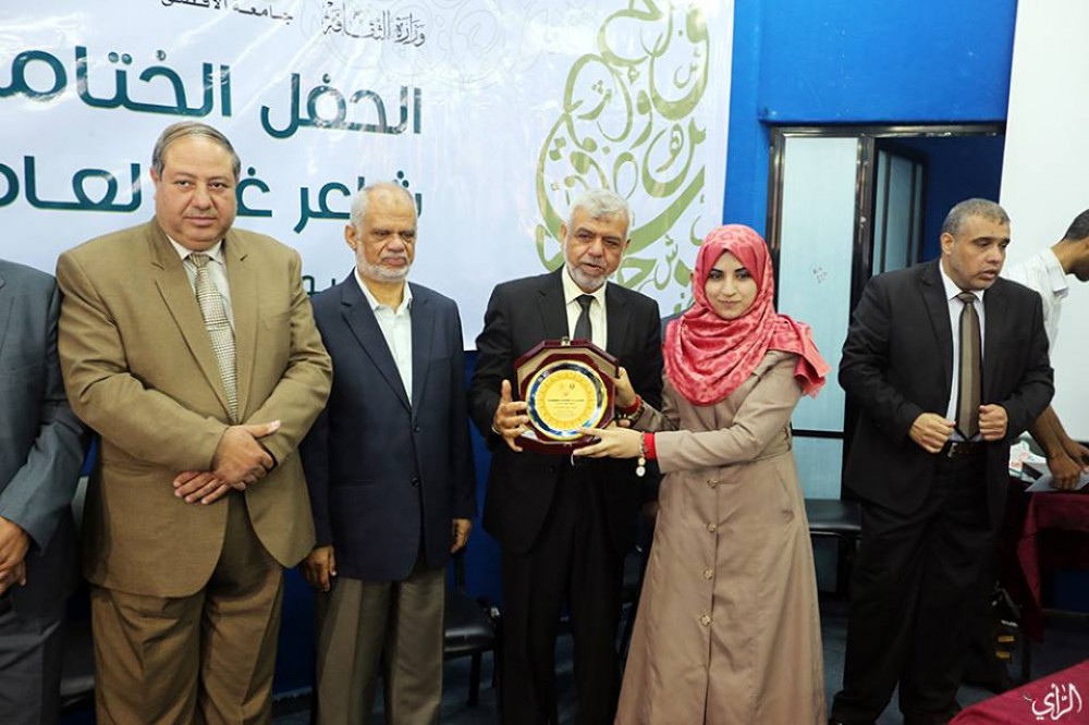 أثناء تكريم الشاعرة الفائزة بالمسابقة 