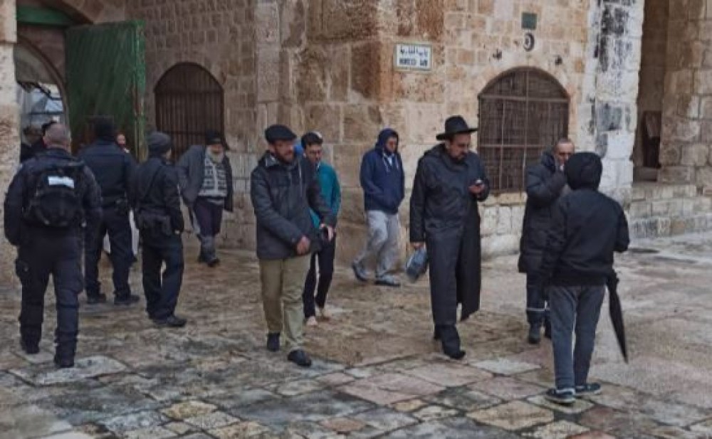 مستوطنون يقتحمون باحات المسجد الأقصى