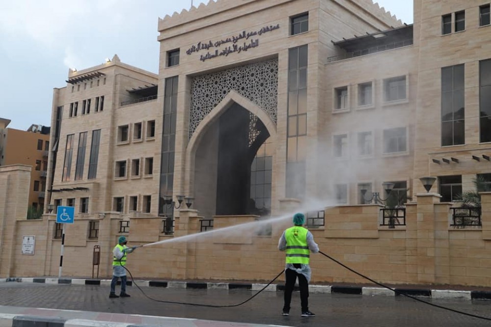  بلدية جباليا النزلة تعقم محيط مستشفى حمد للأطراف الصناعية