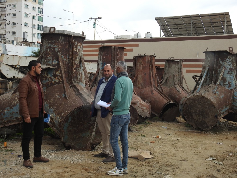 الطرق والمشاريع تشرع بإنشاء أرجل الغراب لتدعيم حوض ميناء غزة البحري