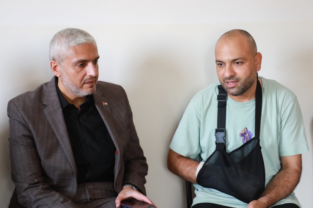  الإعلام الحكومي يزور الصحفي أبو عمرة للاطمئنان عليه