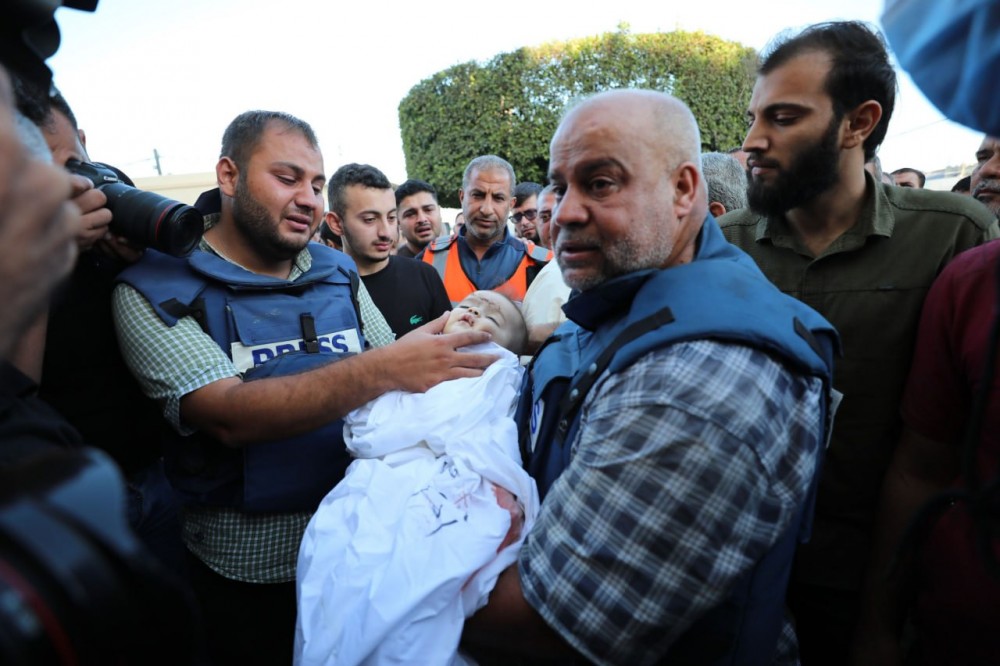 إعلام الاحتلال يعترف: عائلة وائل الدحدوح كانت هدفاً للقصف