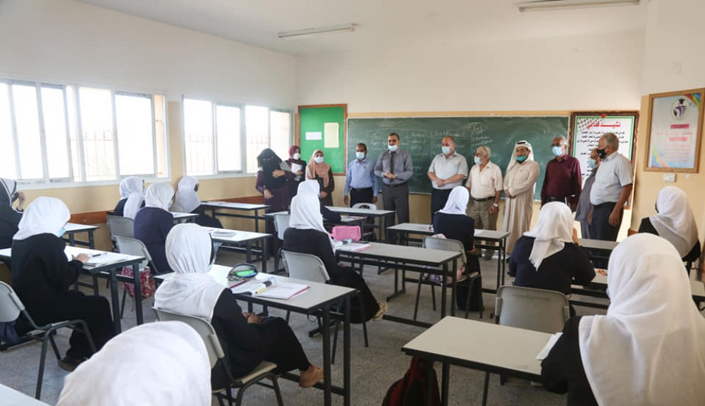 بلدية خان يونس تتفقد إحدى المدارس لتأمين العودة الآمنة للطلبة