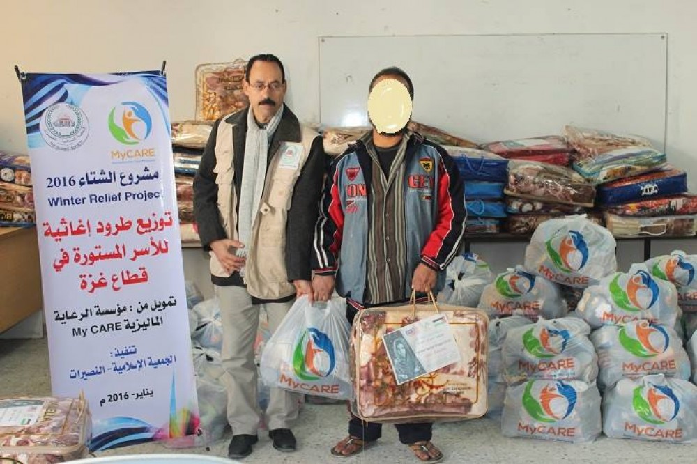الجمعية الإسلامية بالنصيرات توزع طروداً إغاثية 