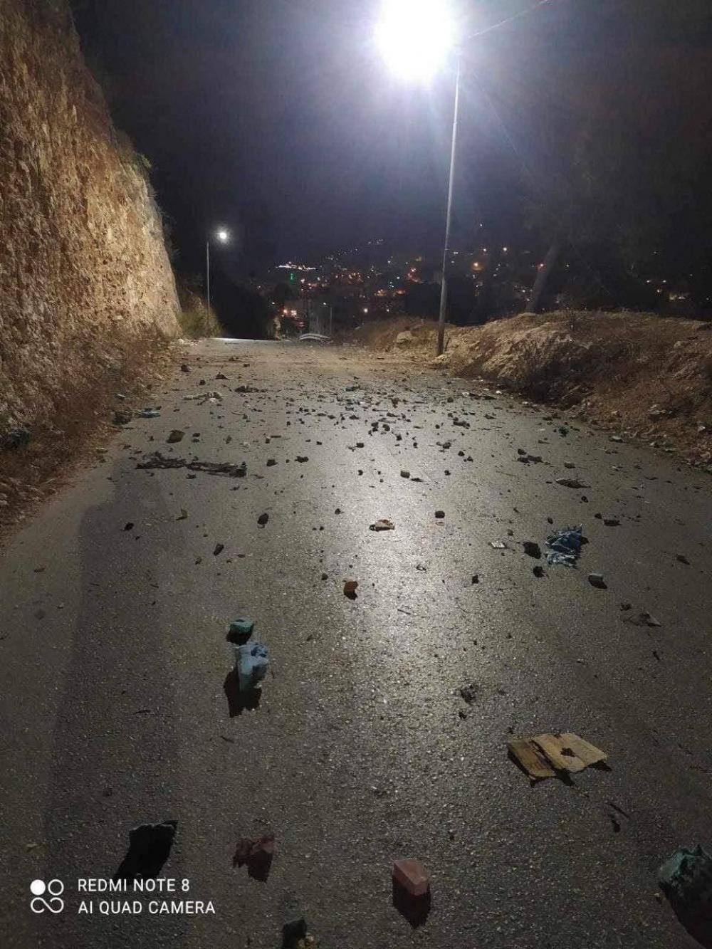 من مكان انفجار العبوة 