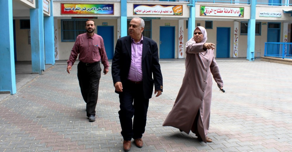 مدير تعليم رفح يتفقد مدارس الوكالة لامتحانات الثانوية العامة