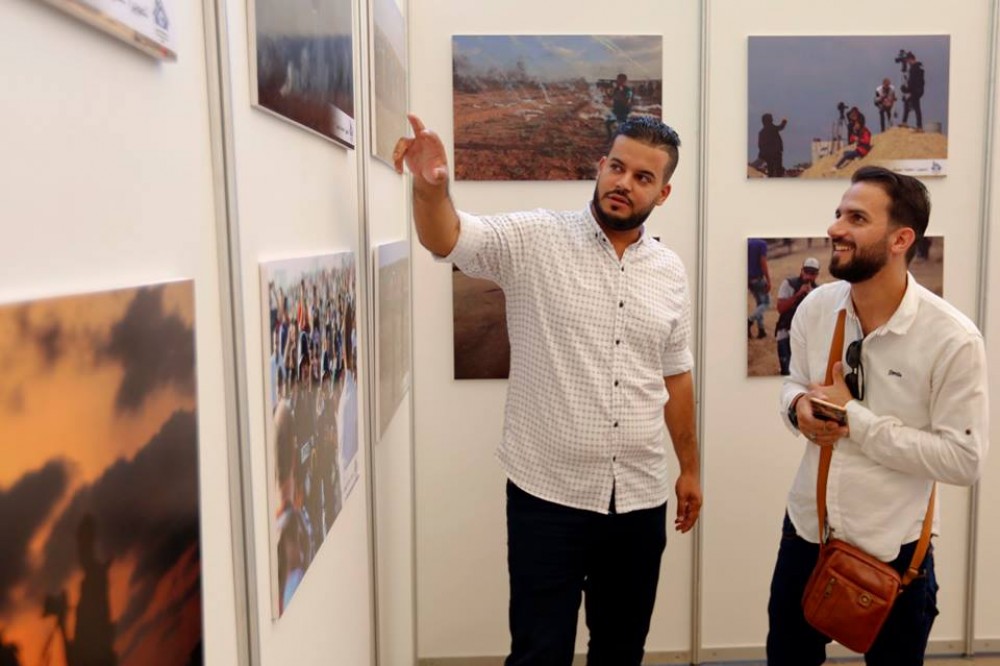 مصور وكالة الرأي عطية درويش - يسارا - يُوثّق بالمشاهد الحية صحفيون على خط النار