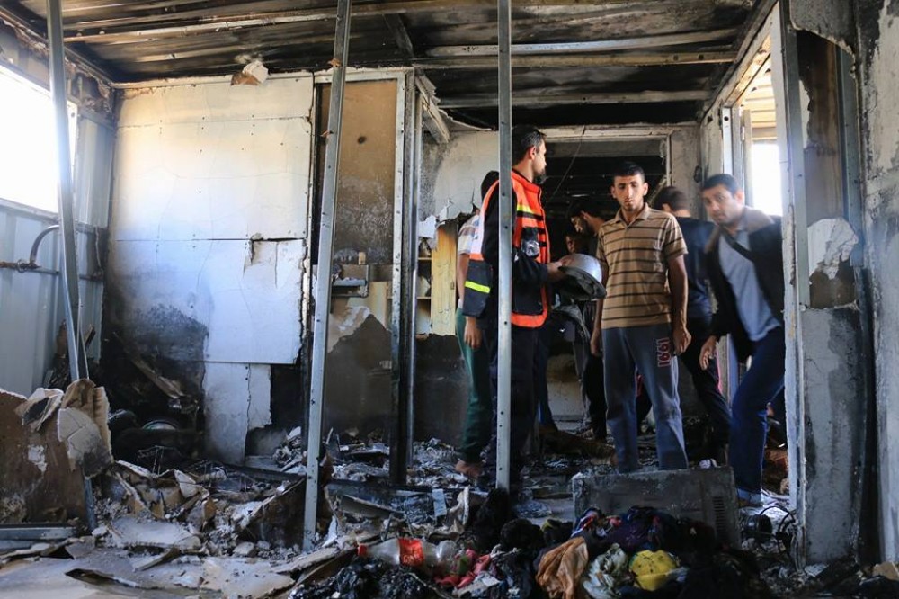 جانب من آثار حرق الكرفان 