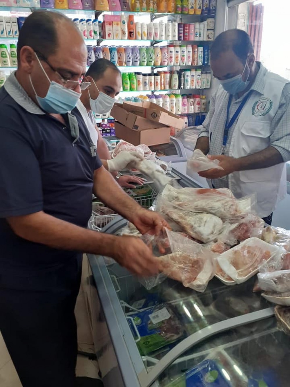 إيقاف مطعم مأكولات شعبية عن العمل وإتلاف مواد غذائية فاسدة