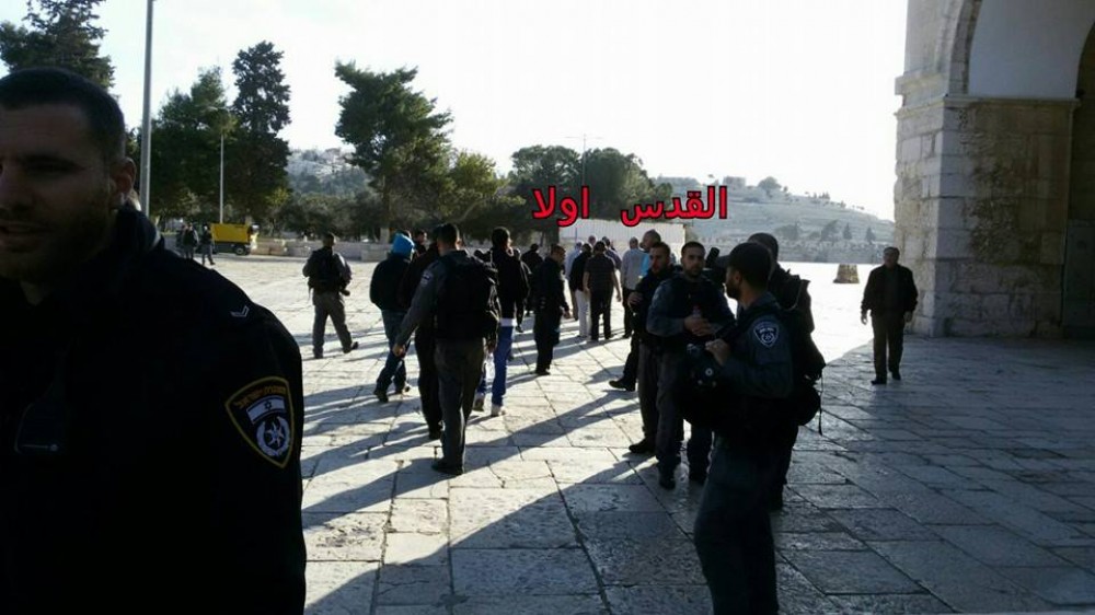 المستوطنون خلال اقتحامهم باحات المسجد الأقصى 