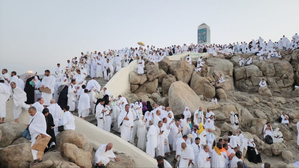 مليونا حاج يقفون على جيل عرفات إلى مغيب الشمس
