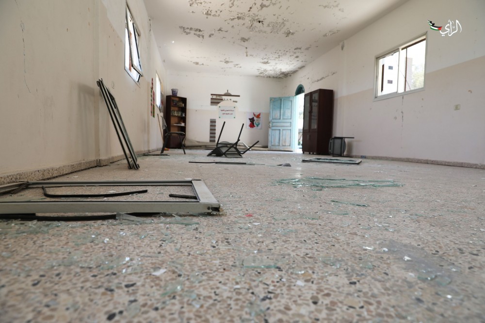 جانب من تضرر إحدى المدارس جراء العدوان 