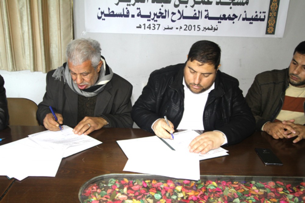 جانب من توقيع عقد تشطيب مسجد عمر