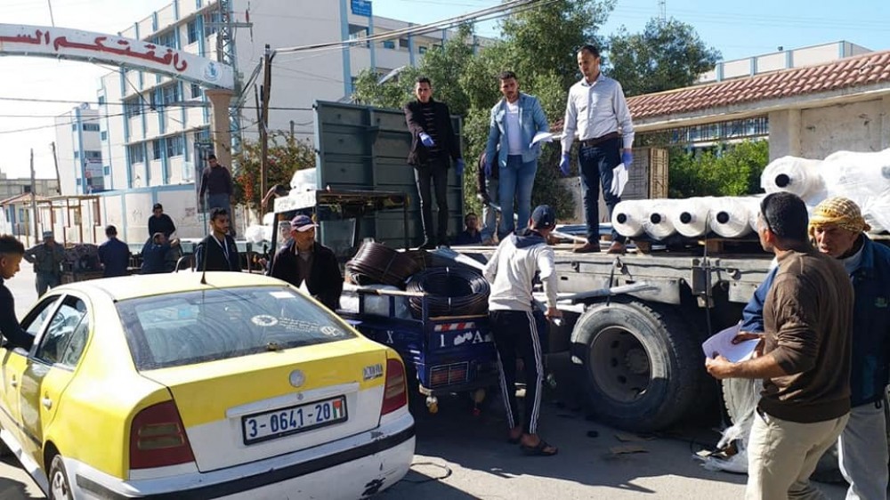 زراعة خانيونس تشارك في توزيع مدخلات زراعية لعدد من المزارعين