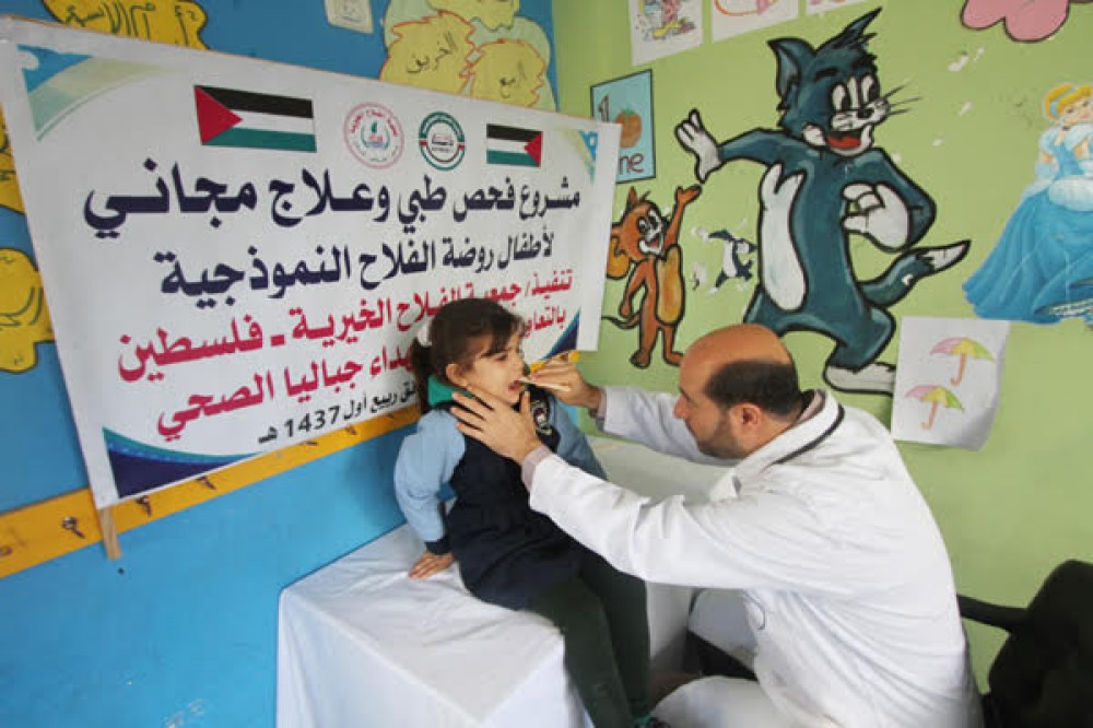 طيبي يجري فحص لطفلة في روضة الفلاح