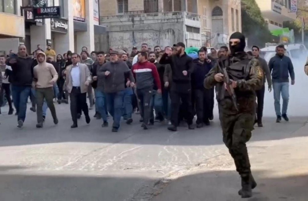 مشاهد توثق اعتداء أمن السلطة على جنازة الشهيد خروشة