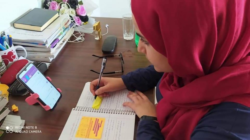 المعلمة الجبور تؤدي رسالتها عبر التواصل الالكتروني مع طالباتها