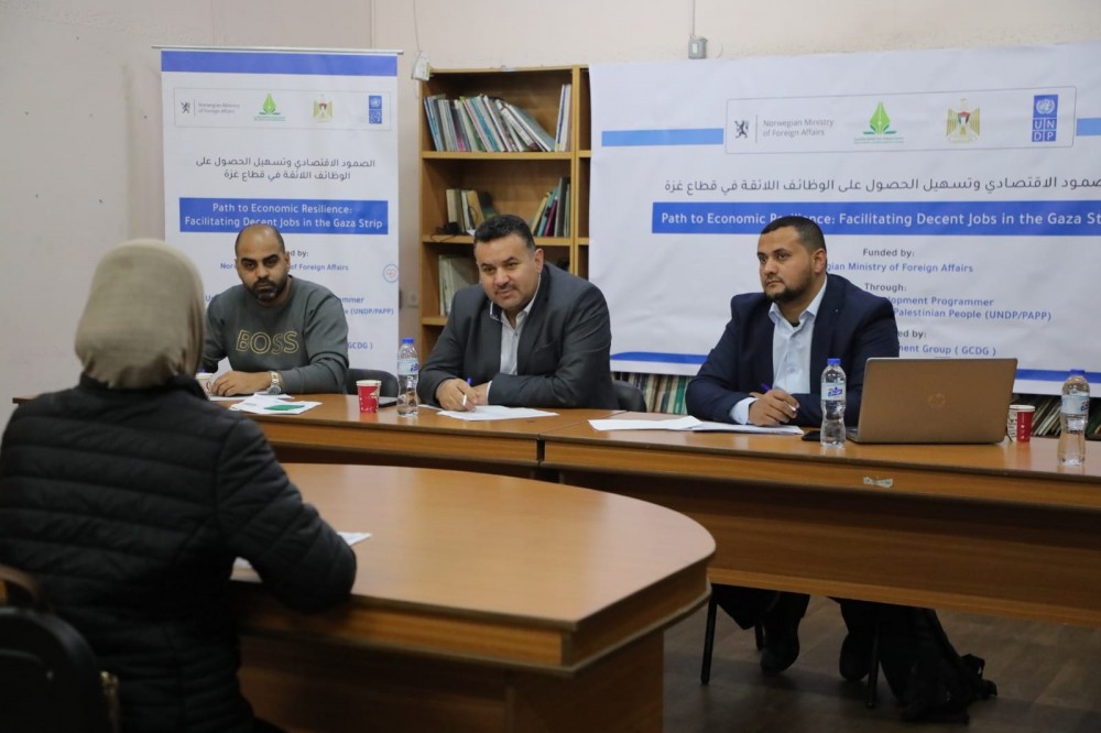 العمل تجري مقابلات لتشغيل 90 خريج من التخصصات الطبية