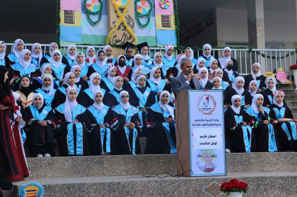 مدرسة على بن أبي طالب الثانوية للبنات تكرم المتفوقات